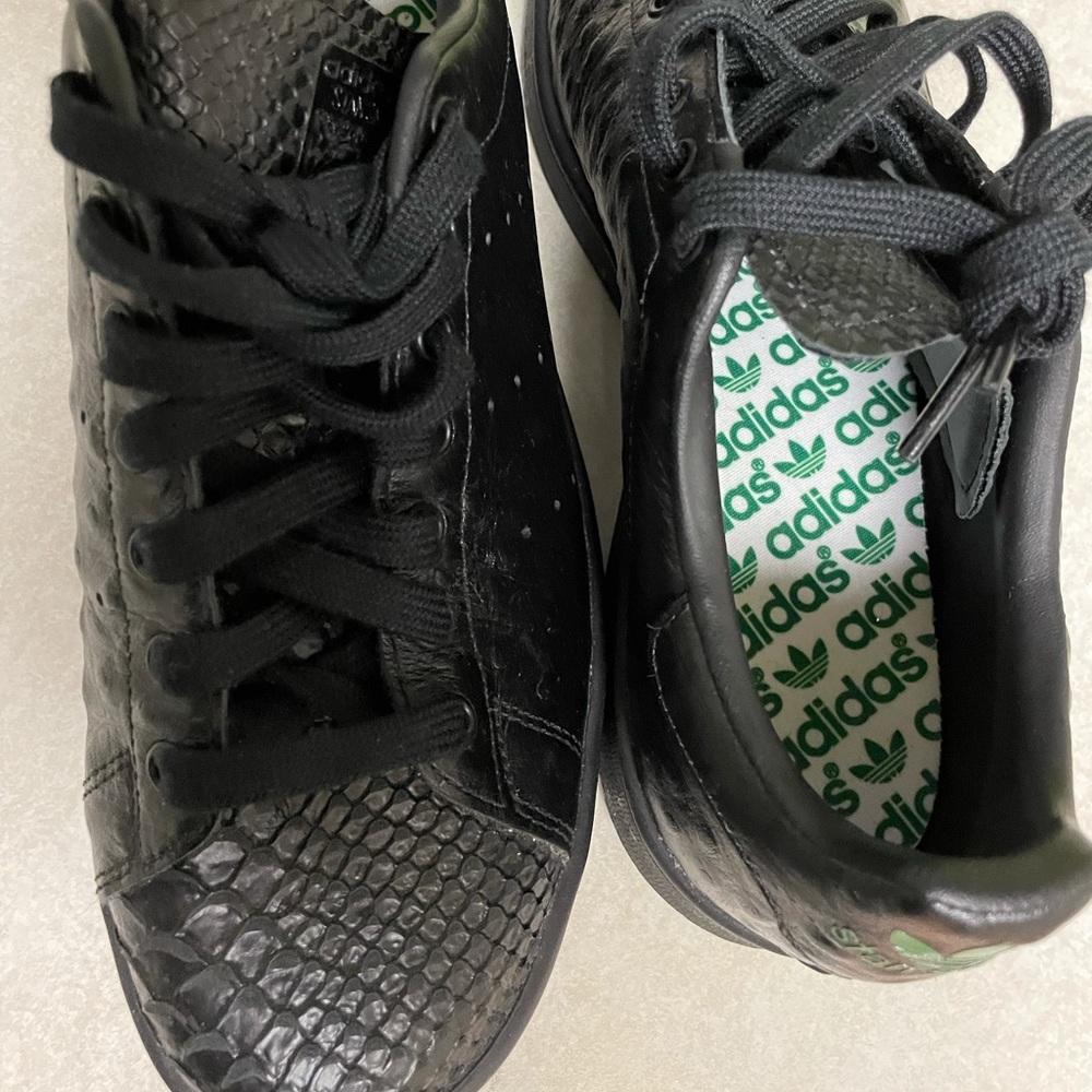 Adidas/Stan smith black sneakers, never worn.  Sleek and stylish!